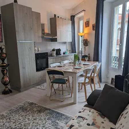 Apartment 2 Pieces , Centre , 100 Metres Des Plages.