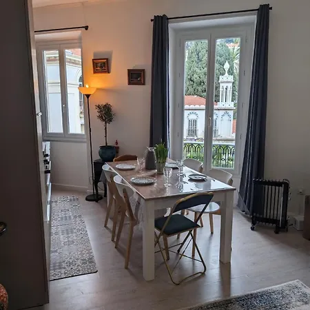 2 Pieces , Centre , 100 Metres Des Plages. Apartment