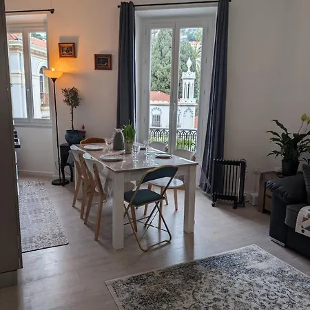 2 Pieces , Centre , 100 Metres Des Plages. Apartment